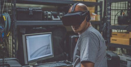 Person using a vr in front of a computer