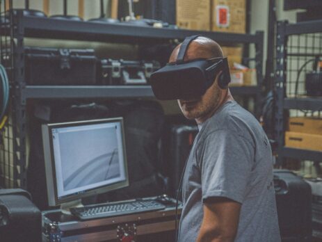 Person using a vr in front of a computer