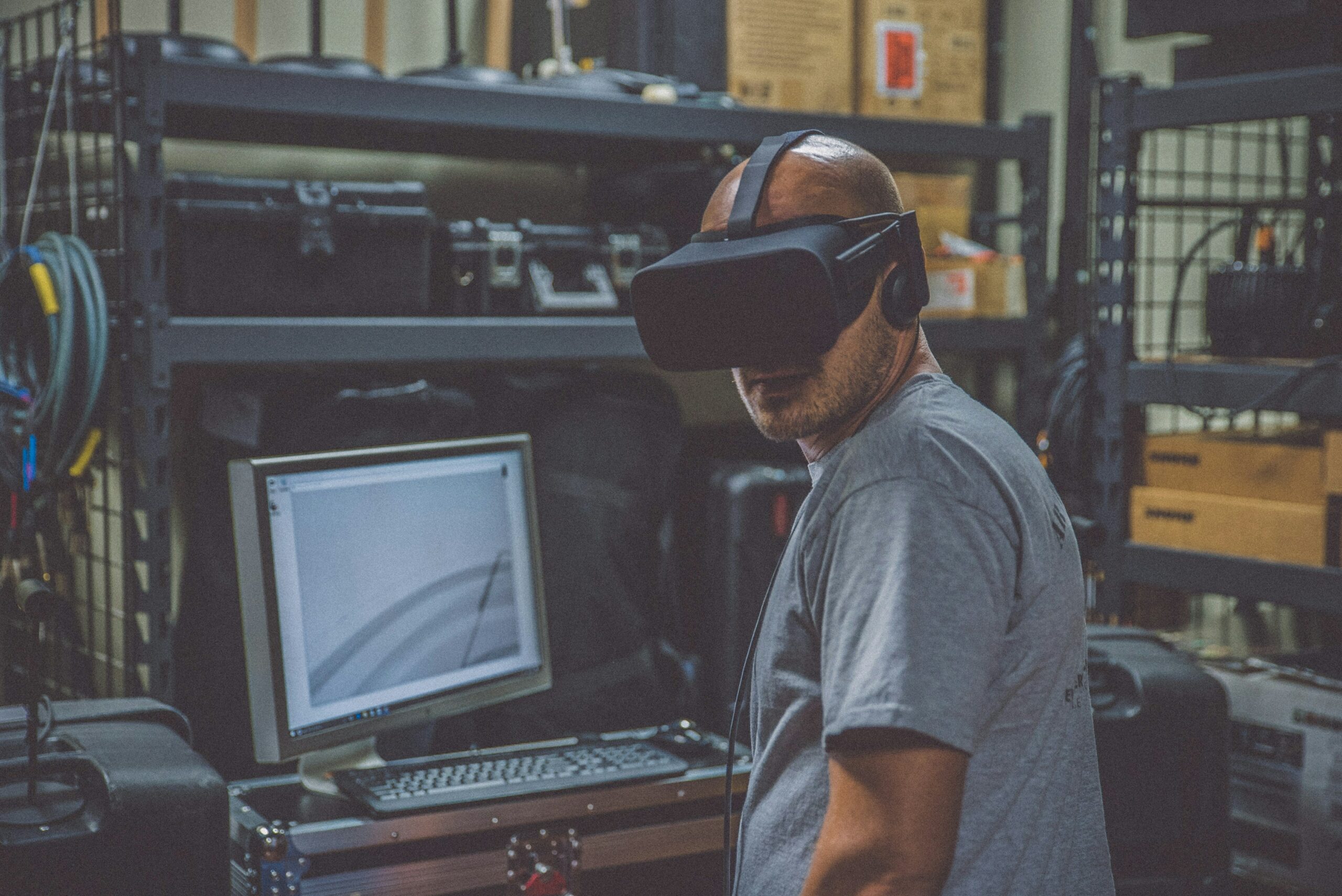 Person using a vr in front of a computer